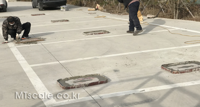 트럭스케일 설치 실적 모음 · 이전 설치 할 장소에 Base plate 설치