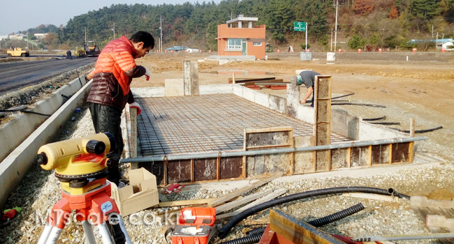 과적 예방 점검용 축중기 · Pit Frame 매립 준비